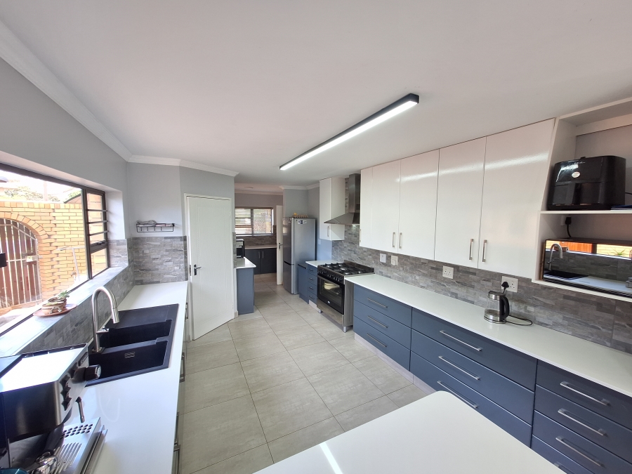 4 Bedroom Property for Sale in Wavecrest Eastern Cape